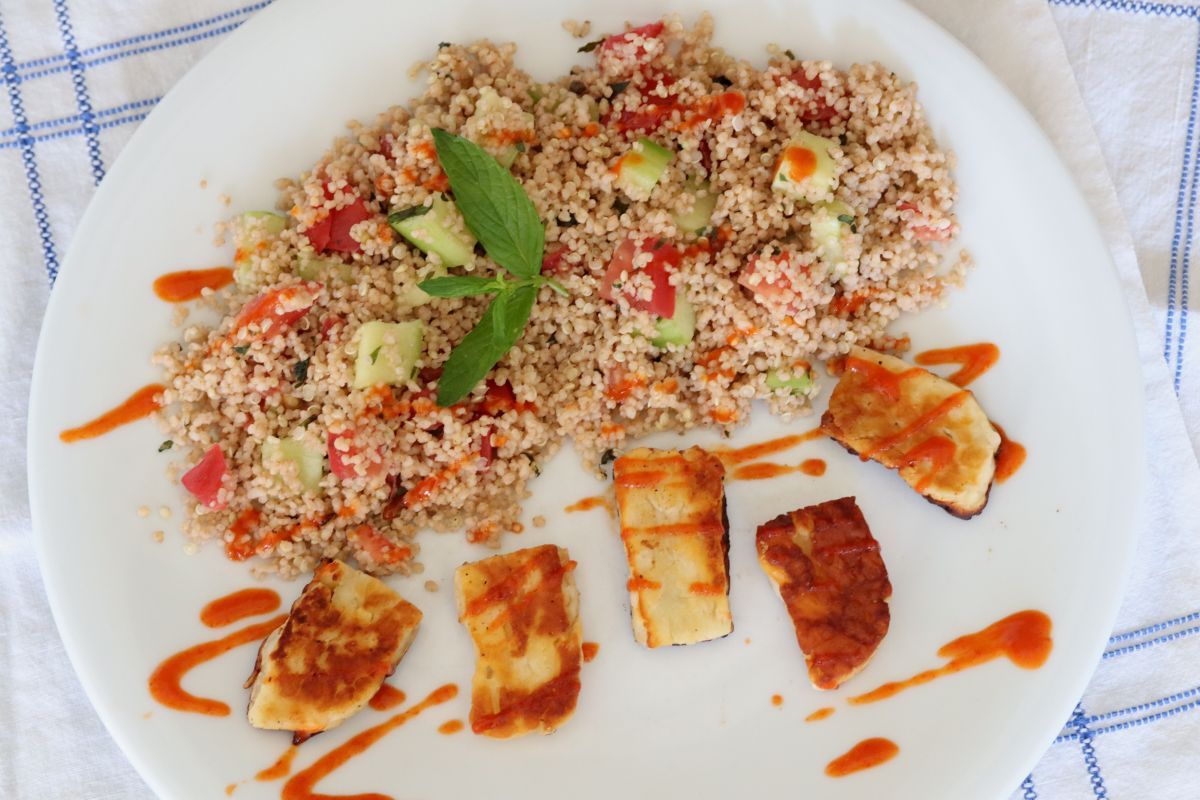 Couscous Salat mit Minze und grillierter Haloumi