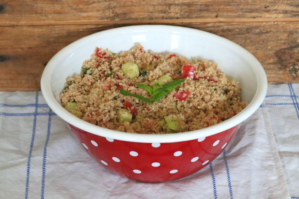 Couscous Salat mit Minze: frischer Salat, Blitzschnell zubereitet!