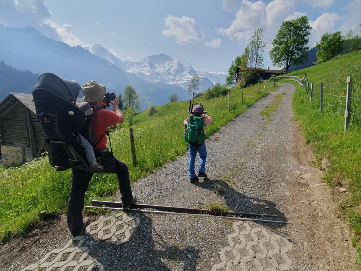 Papa und Maxi Zmimeli halten die Aussicht fest