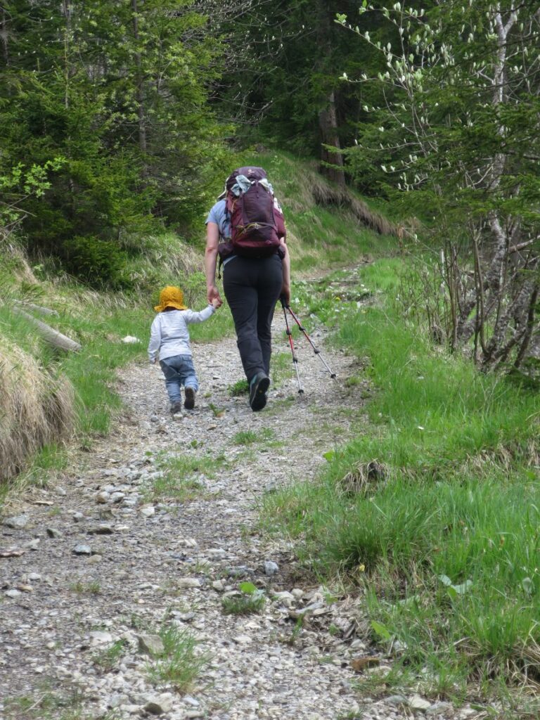 Mama und Mini Zmimeli auf dem Wanderweg nach Sulwald