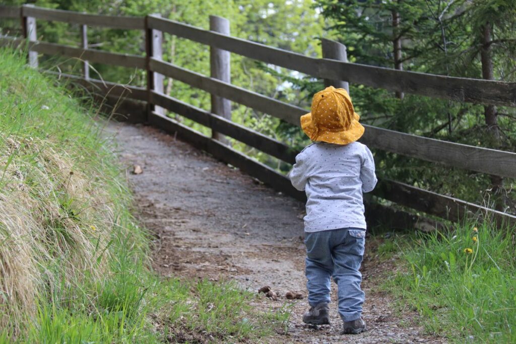 Mini Zmimeli auf dem Wanderweg