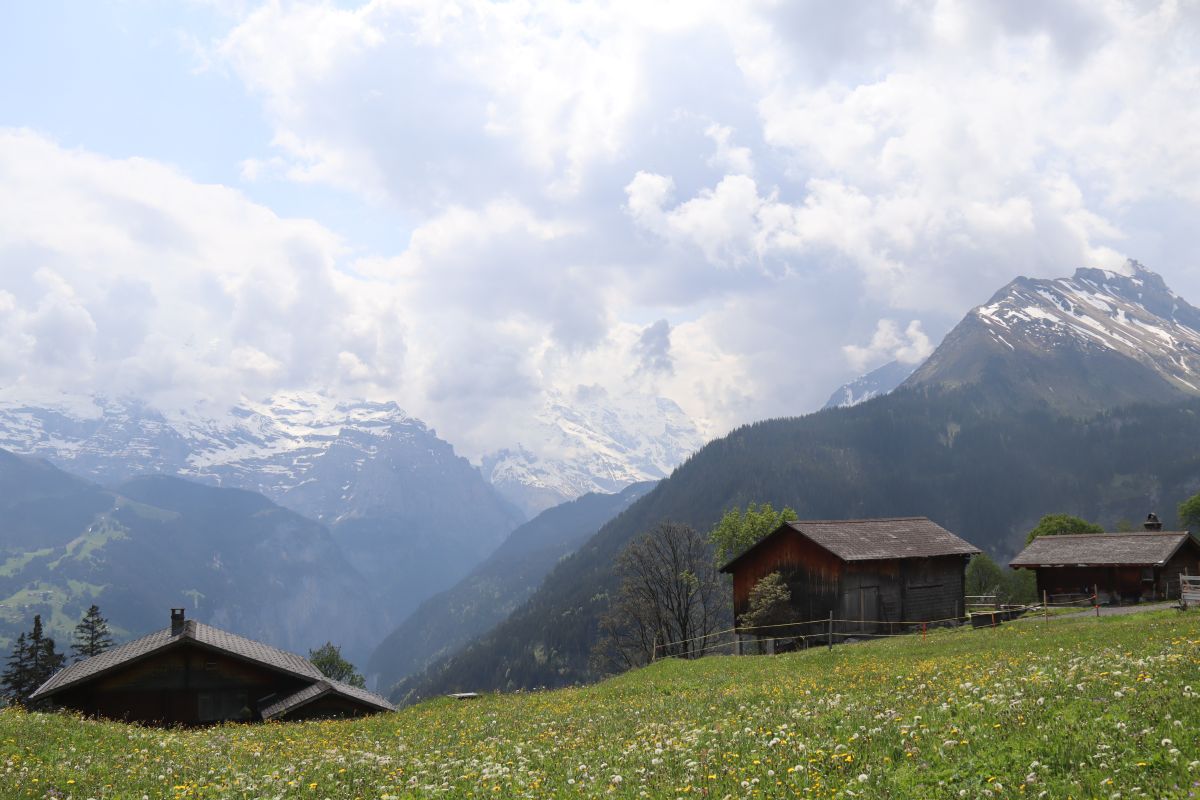 Sulwald - Sicht auf die Berge und Berghütten