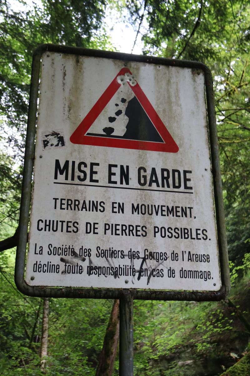 Warnschild Steinschlag Areuse Schlucht