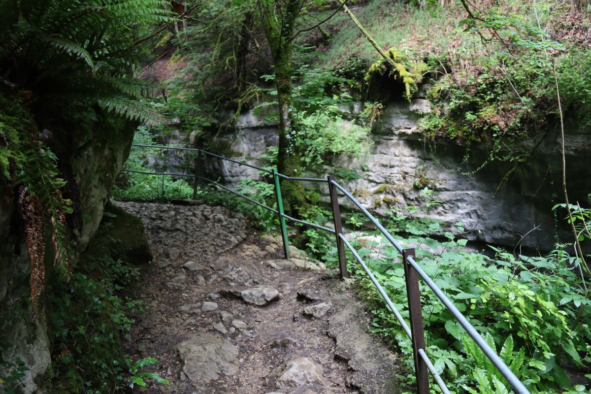 Areuse Schlucht: Weg durch die Felsen mit Geländer