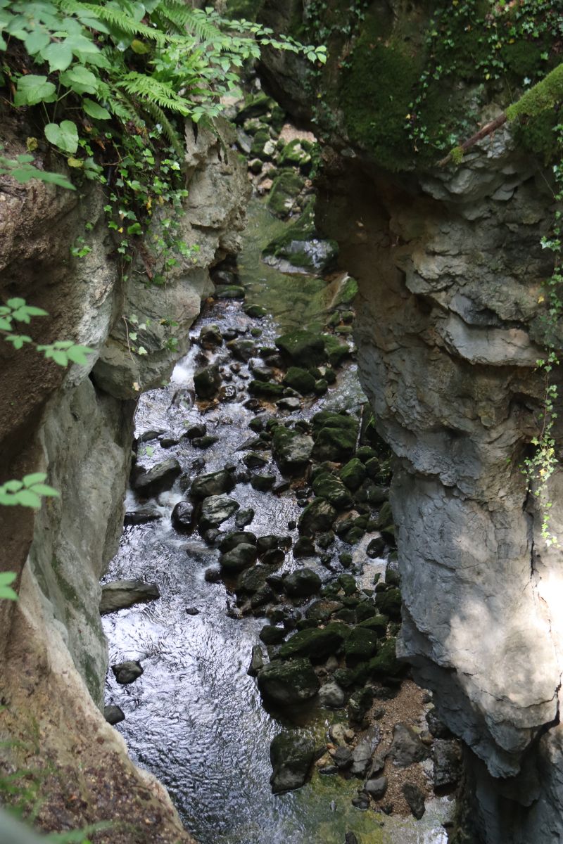 Blick auf die Areuse zwischen zwei Felsen