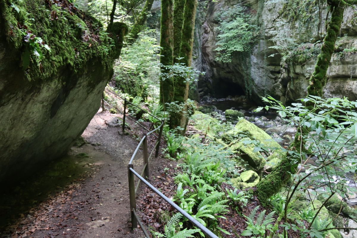 Weg in der Areuse Schlucht mit Farm