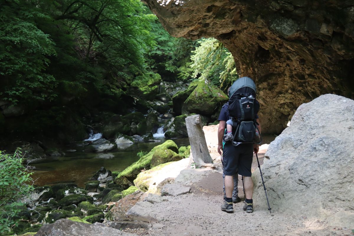 Areuse Schlucht: Papa mit Deuter Kindertrage neben Felsformation