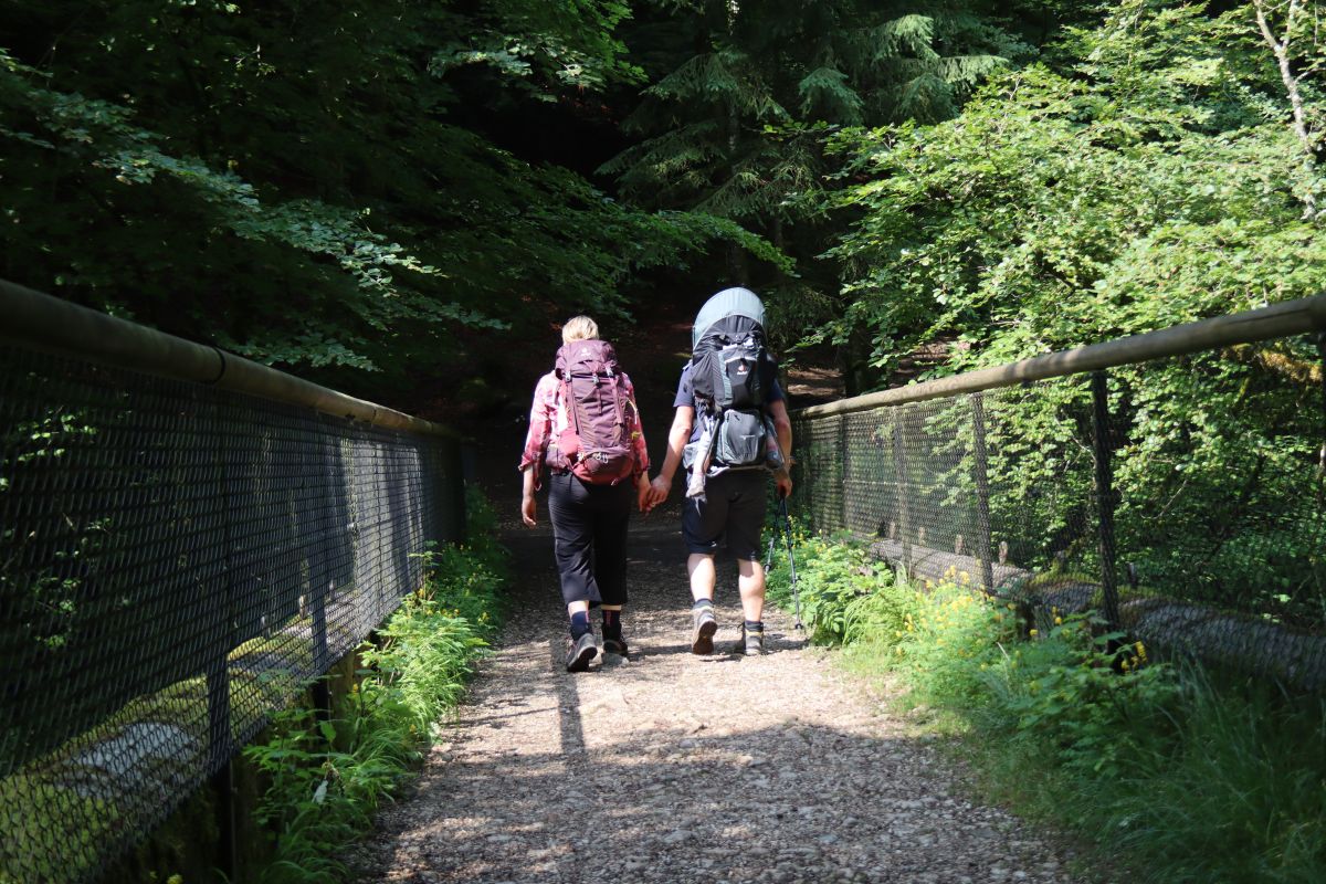 Paar auf Brücke in der Areuse Schlucht