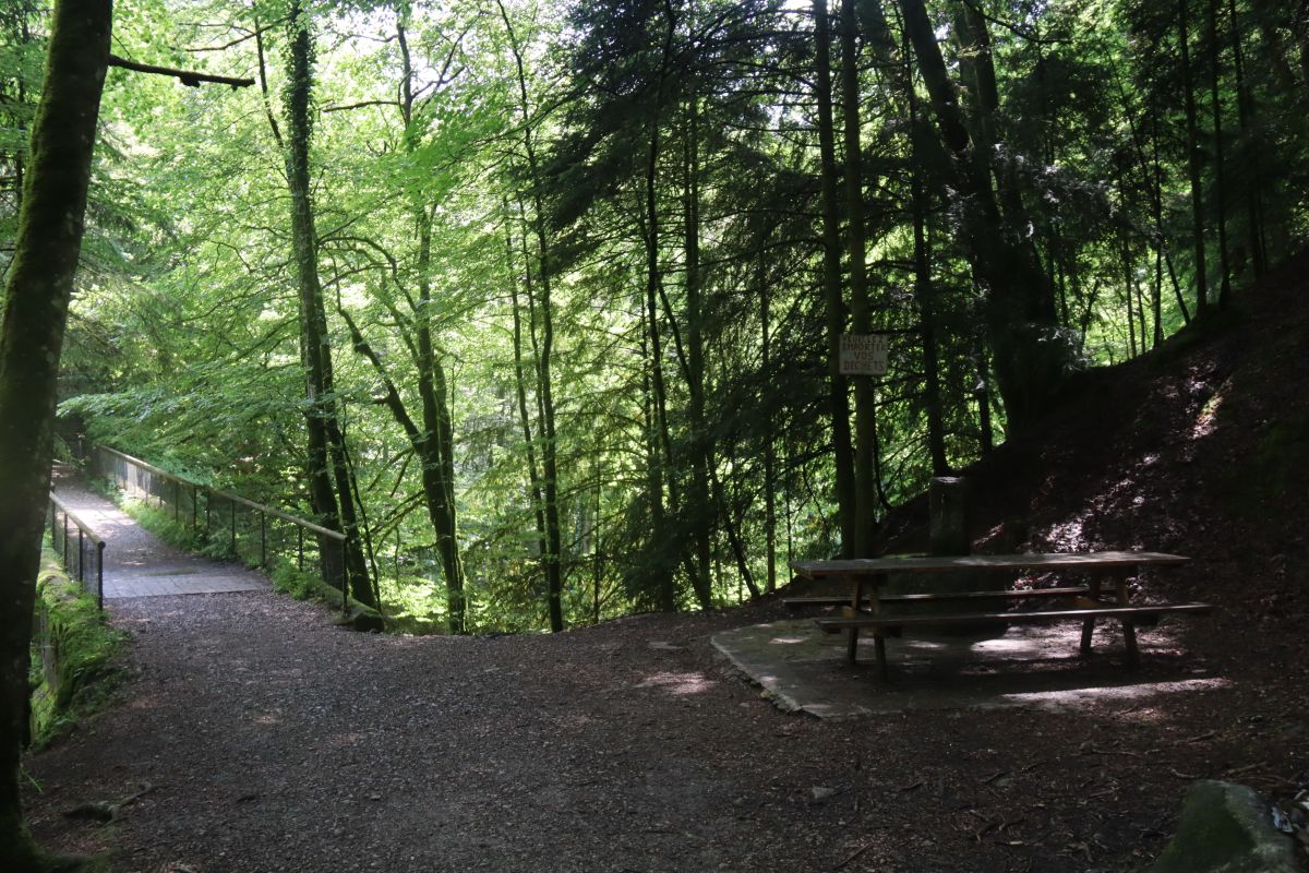 Brätlistelle in der Areuse Schlucht neben Brücke