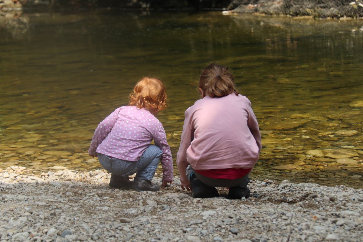 Kinder spielen an der Areuse