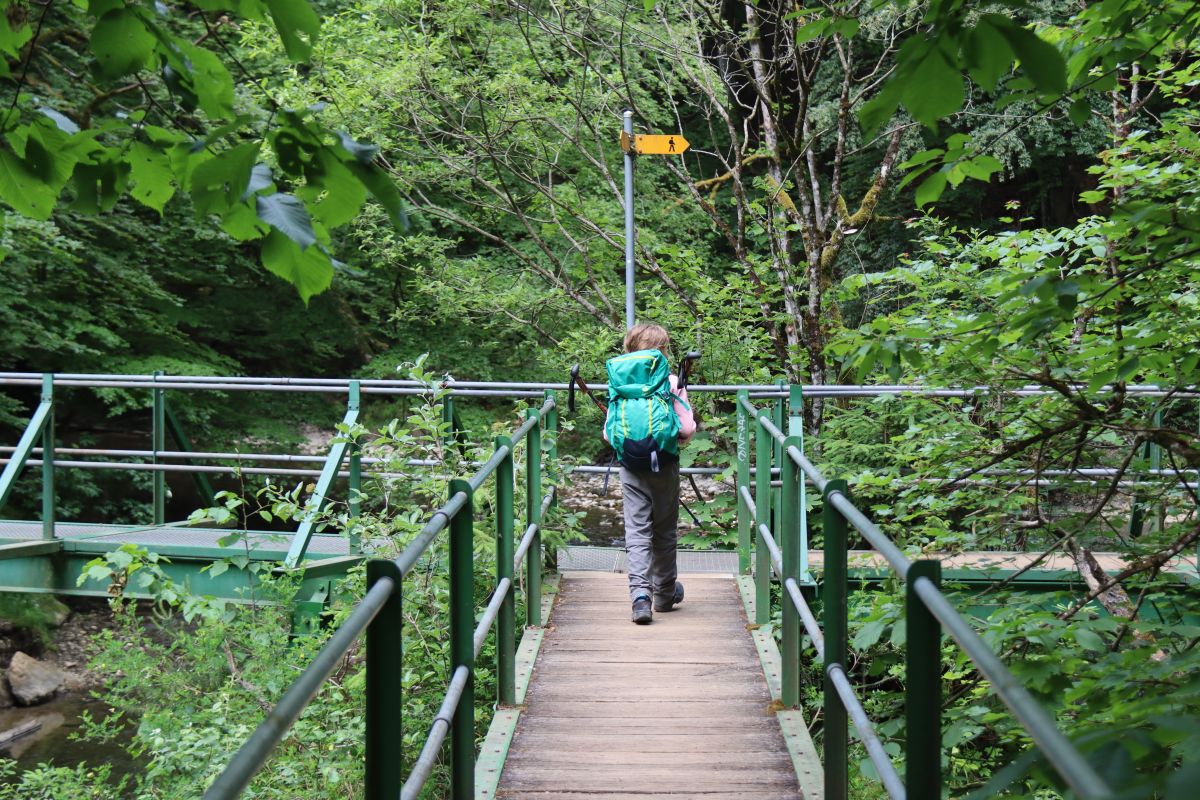 Kind auf Holzbrücke in der Areuse Schlucht